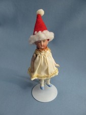 Süße antike Porzellanpuppe mit Nikolausmütze - für die Puppenstube - mit Ständer