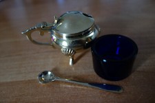 Saliere Salzfaß m.blauem Glaseinsatz u.Löffel versilbert ENS gepunzt Tatzenfüße