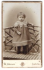 Fotografie Wilh. Schroers, Lehrte, Sedanstrasse 9, Kleinkind auf Holzsteg 