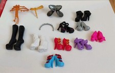 Konvolut an Monster High und Ever After High Schuhen und Accessoires – 13 Teile