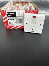 MK K1060 WHI GESCHALTETER ABGESICHERTER SPORN + NEONMARKIERTER OFEN