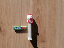 1 Pez Spender "Schneemann" und 1 Päckchen süße Bonbons