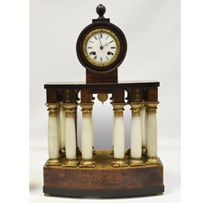 Funktionierende Biedermeier Uhr um 1840 Säulenuhr mit Alabastersäulen Höhe 50 cm