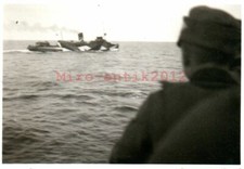 2xFoto, 2.WK. G./N.E.A 3. DNK 1941: Das Geleitboot ü./d. Skagerrak (MB)21315