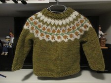 Kinderpullover mit Mütze aus