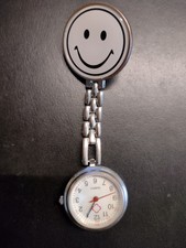 Schwesternuhr Pulsuhr Ansteckuhr Krankenschwesteruhr Quarz Smiley weiß, wie neu
