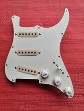 Stratocaster Pickquard 3 lagig + Pickups kpl. gelötet.