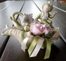 alte Porzellan Figur "Kleiner Junge mit Muschel" ca. 9 cm hoch defekt siehe Foto