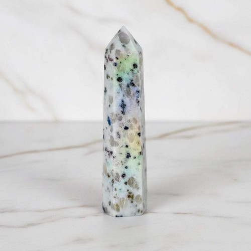 Jaspis aura kiwi obelisk 7cm - jaspis,