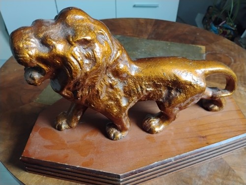 Löwen und hund skulpturen - hund,