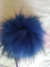 Echt Pelzbommel Silberfuchs 21cm Kobaltblau mit lange schwarze Stränen Unikat