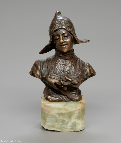 Bronze skulptur auf sockel - auf,