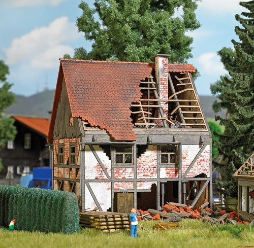 Verfallenes fachwerkhaus - verfallenes,