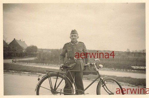 Soldat mit wanderer - fahrrad, in