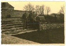 Orig. Foto Soldaten im Friedhof LANNION Bretagne Frankreich 1940
