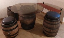 Weinfasstisch Rauchglasplatte Holzfasshocker Wagenradlampe dekorativ Unikate 