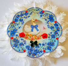 Schöne Gans & Blumen, Fensterschmuck mit edler Verzierung & Satinband, 20 cm.
