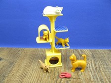 Katzenbaum mit Katzen Tiere