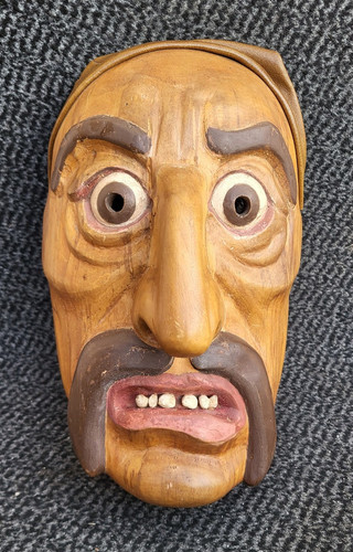 Larve holzmaske schweiz - holzmaske,