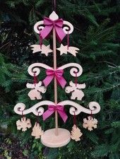 Großer Friesenbaum mit Elchen, weihnachtlich dekoriert