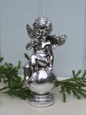 Lene Bjerre Putte auf Kugel