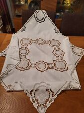 Mitteldecke 82 × 82 cm bestickt, Point de Venice Rand und Batist Applikationen 