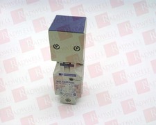 SCHNEIDER ELECTRIC XS7-C40FP260 / XS7C40FP260 (USED)