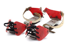 Alte Gleitschuhe Schlittschuhe in rot aus Metall verstellbar Vintage