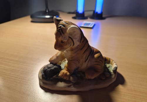 Tiger mit schildkröte - schildkröte, figur