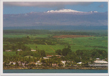 Ansichtskarte: Hawai'i - Stadt Hilo und schneebedeckter Vulkan Mauna Kea, 