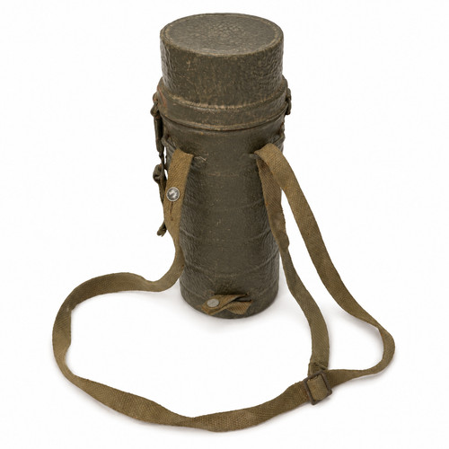 Alter gasmaskenbehälter mit - gasmaskenbehälter,