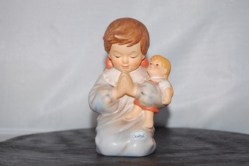 Kleines mädchen mit puppe - kleines,