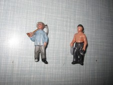 WHW-Porzellan-Abzeichen: 2 Miniatur-Figuren handbemalt, um 1940: Bauer, Schmied?