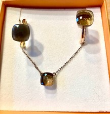 Kettenanhänger und Ringe im