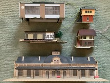 Bahnhofsgebäude, Güterabfertigung, 2 Stellwerke mit Licht, Lokschuppen - Spur N