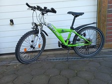 Grünes Mountain Bike Mit Einer 3x7Gang Schaltung Von der Marke Bellini.