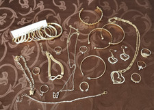 24 teiliges Modeschmuck Paket mit Ohrringen, Ketten, Ringe, Armbänder 