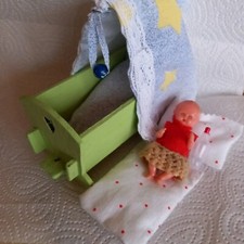 Puppenbett Wiege mit Püppchen