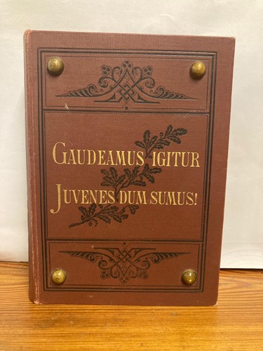 Gaudeamus igitur juvenes dum - gaudeamus,