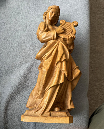 Handgeschnitzte holzfigur frau - handgeschnitzte,