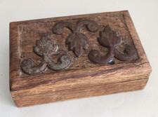 Sehr alte Holzkiste aus Eichenholz? mit Metall Verzierungen