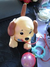 Fisher Price Nachzieh Hund Nachziehtier und Spielzeug für den Kinderwagen