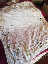 Omas alte Tischdecke weiß Bunt Mitteldecke ca. 100  x 105 cm Handarbeit Bestickt