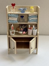 Puppenhaus Badschrank Regal 1:12 Weiß Gold Miniaturmöbel inkl. Inhalt 12x7,5x3