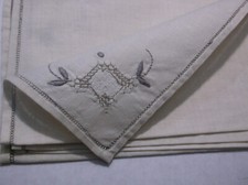 Handmade 4 Servietten mit DURCHBRUCH +Ajourstickerei Unikate 25x25cm Leinen