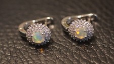 Silber (925) Ohrringe mit Opal (natur., aus Äthiopien).