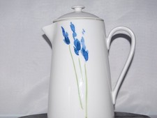 Krug mit Deckel Kaffeekanne hoch Bone China Impression Blume blau Dibbern