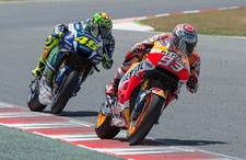 Fototapete-VLIES-MOTORRADRENNE