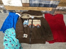 Kleines Paket Jungen Kleidung