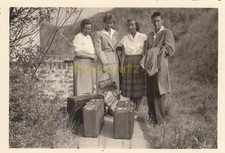 2 x alte Fotografie .Personen Urlaub alte koffer  um 1952  ( C 9 )